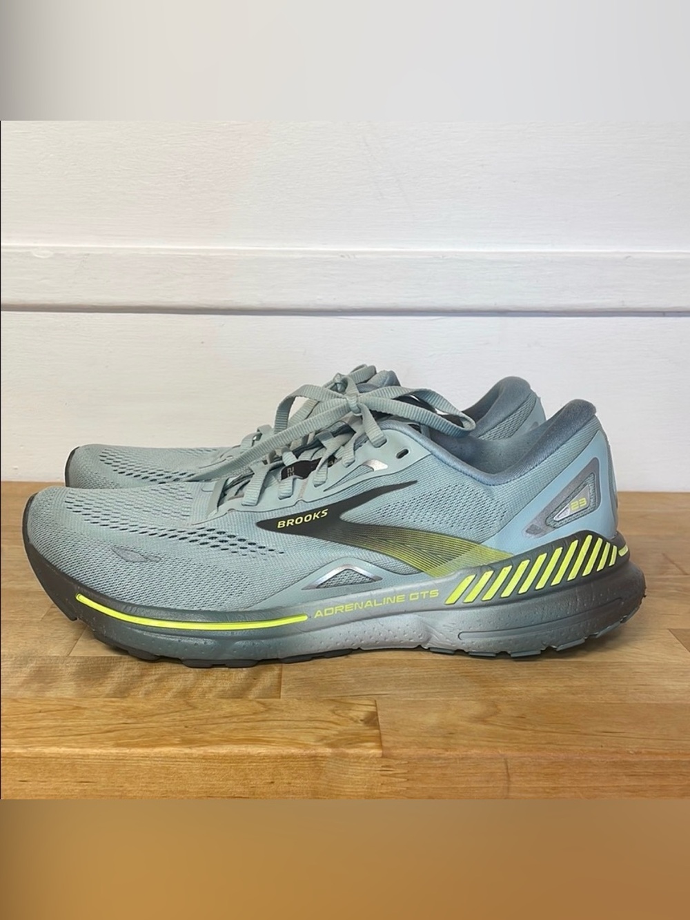 Brooks Men's Adrenaline GTS 23 light blue running shoes sneakers size 10